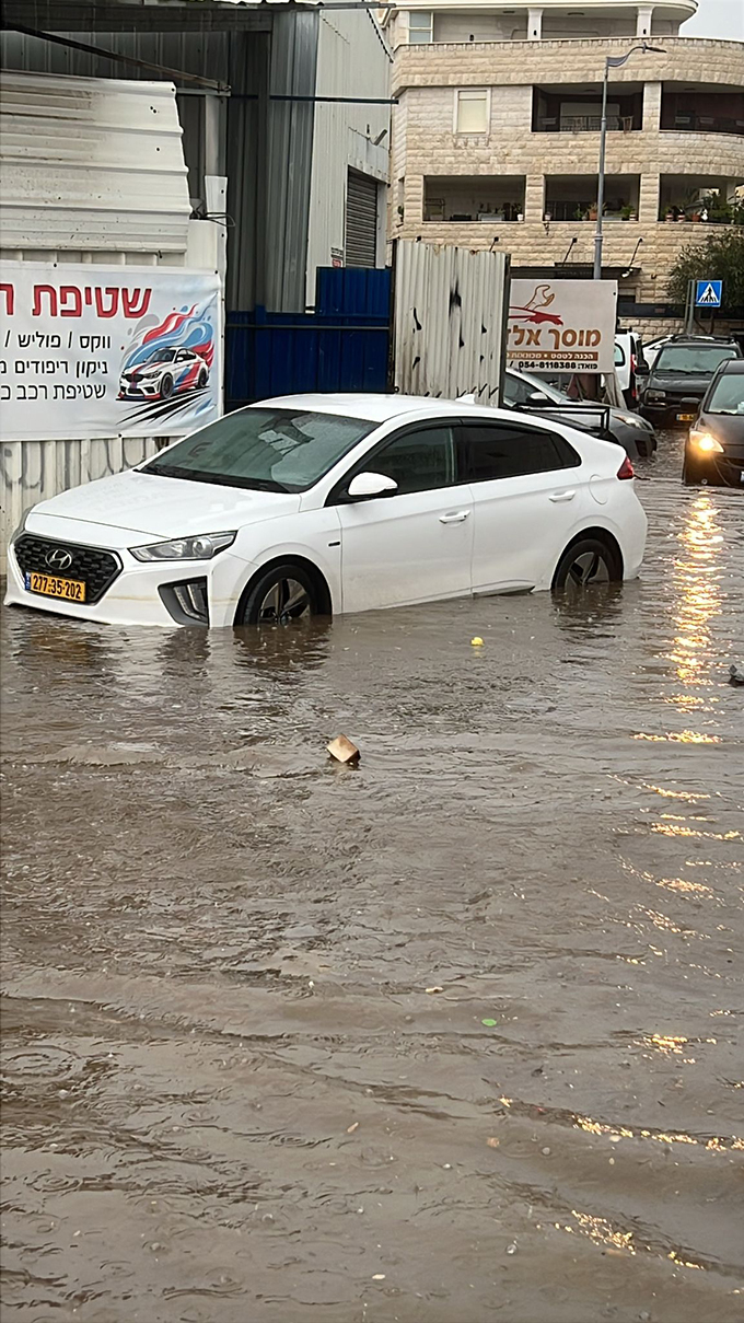 مياه الامطار تغرق منطقة مسجد الروضة في جلجولية